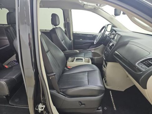 Used 2014 Chrysler Town & Country Touring-L w/ Driver Convenience Group FWD image 12