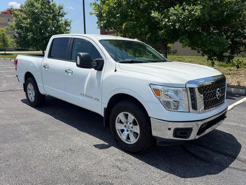 Used 2018 Nissan Titan SV w/ SV Convenience Package AWD/4WD image 6