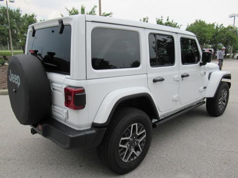 Used 2025 Jeep Wrangler Unlimited Sahara w/ Technology Group AWD/4WD image 34
