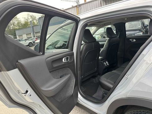 Certified 2025 Volvo XC40 B5 Plus AWD/4WD image 17