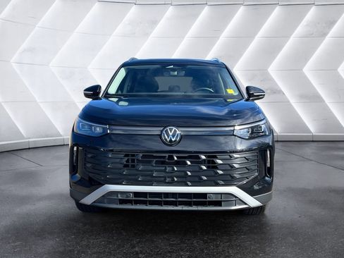 Used 2025 Volkswagen Tiguan SE image 2