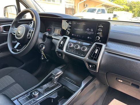Used 2021 Kia Sorento LX FWD image 15
