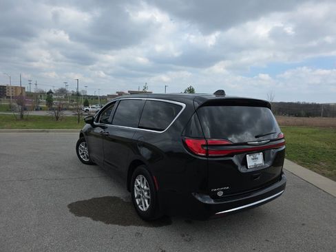 Used 2024 Chrysler Pacifica Touring-L FWD image 7