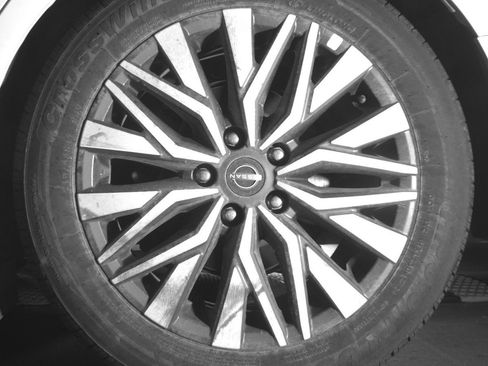 Used 2025 Nissan Altima 2.5 SV FWD image 14