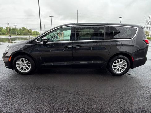 Used 2023 Chrysler Pacifica Touring-L FWD image 8