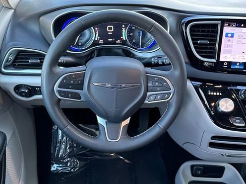 Used 2023 Chrysler Pacifica Touring-L image 16
