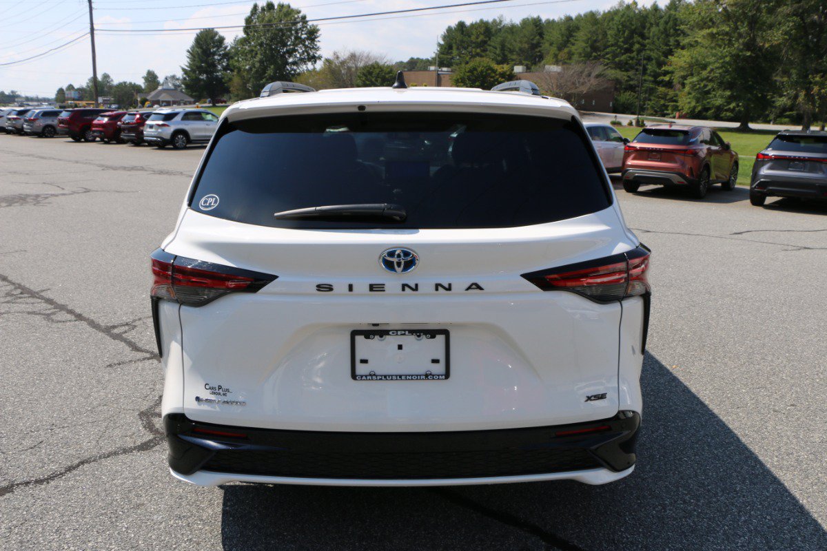 Used 2025 Toyota Sienna XSE AWD/4WD image 4