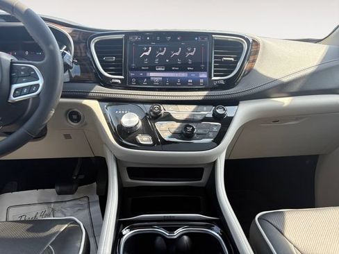 Used 2023 Chrysler Pacifica Limited FWD image 11