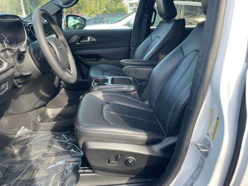 Used 2025 Chrysler Pacifica Select image 25