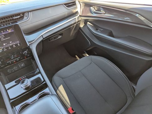 Used 2022 Jeep Grand Cherokee Laredo w/ Luxury Tech Group I image 19