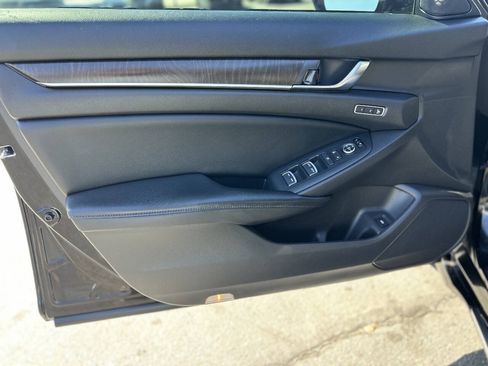 Used 2018 Honda Accord Touring image 8