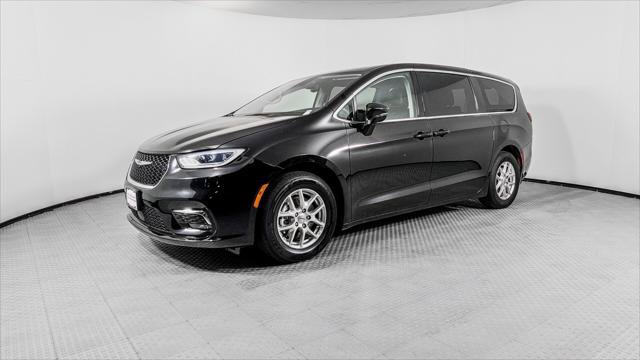 Used 2024 Chrysler Pacifica Touring-L FWD image 2
