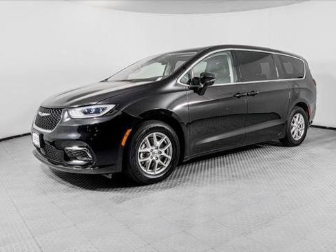 Used 2024 Chrysler Pacifica Touring-L FWD image 2