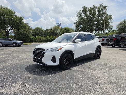Used 2023 Nissan Kicks SV FWD image 11