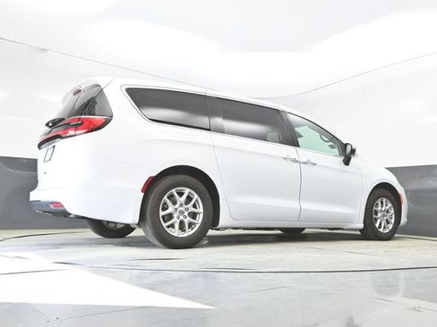 Used 2023 Chrysler Pacifica Touring-L FWD image 30