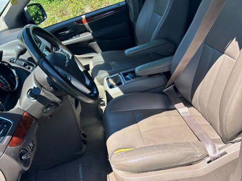 Used 2013 Chrysler Town & Country Touring-L w/ Driver Convenience Group FWD image 20