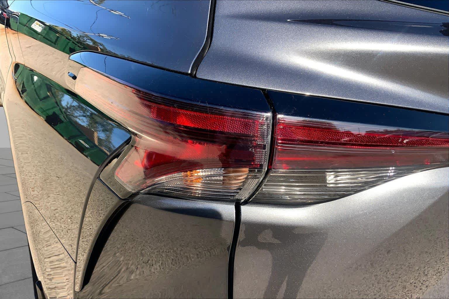 Used 2025 Toyota Sienna XLE FWD image 28