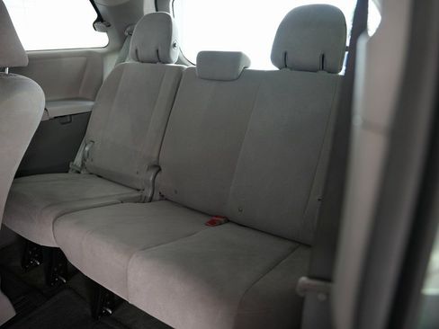 Used 2015 Toyota Sienna L image 34