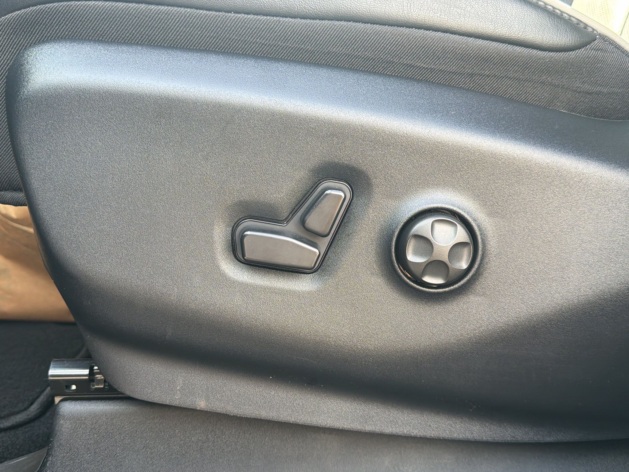 Used 2025 Chrysler Pacifica Limited AWD/4WD image 15