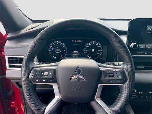 Used 2023 Mitsubishi Outlander SE image 12