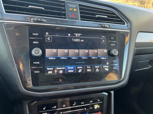 Used 2023 Volkswagen Tiguan SE w/ Panoramic Sunroof Package image 21