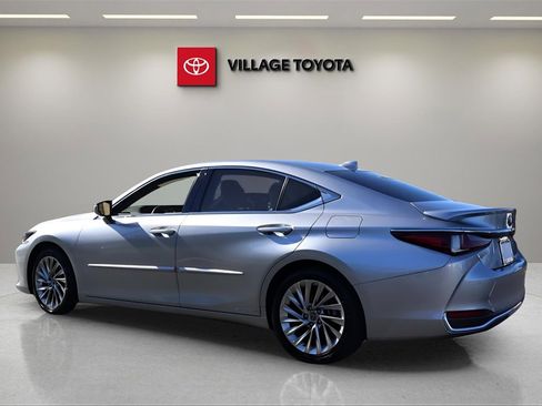 Used 2022 Lexus ES 300h w/ Luxury Package image 3