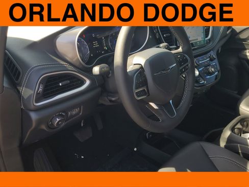 New 2026 Chrysler Pacifica Select image 10