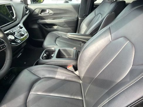 Used 2025 Chrysler Pacifica Select FWD image 3