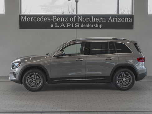 Used 2025 Mercedes-Benz GLB 250 4MATIC image 2
