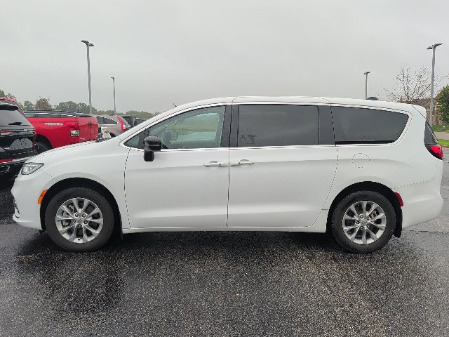 Used 2024 Chrysler Pacifica Touring-L AWD/4WD image 2