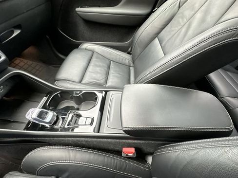 Used 2023 Volvo XC40 B5 Plus w/ Climate Package image 27