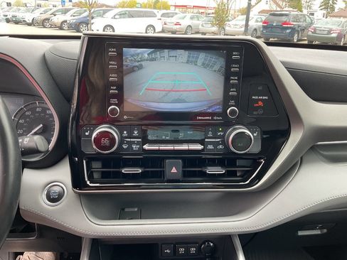 Used 2021 Toyota Highlander XLE AWD/4WD image 29