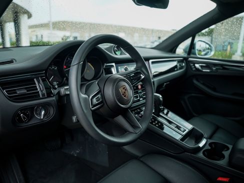New 2025 Porsche Macan image 4