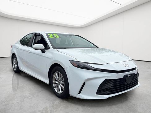 Used 2025 Toyota Camry LE FWD image 30