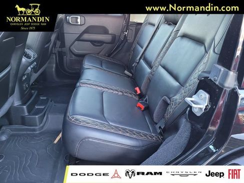 Used 2022 Jeep Wrangler Unlimited Sahara AWD/4WD image 18