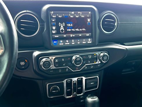 Used 2018 Jeep Wrangler Unlimited Sahara AWD/4WD image 31