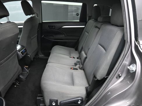 Used 2017 Toyota Highlander LE image 21