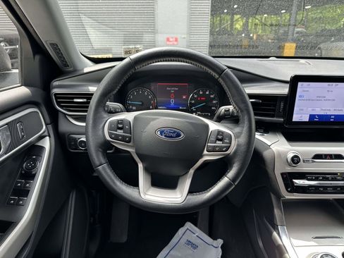 Used 2022 Ford Explorer XLT w/ Equipment Group 202A AWD/4WD image 12