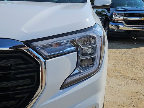 Used 2023 GMC Terrain SLE w/ Driver Convenience Package FWD image 4