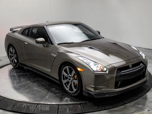 Used 2009 Nissan GT-R Premium image 25