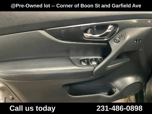 Used 2018 Nissan Rogue SV w/ Premium Package AWD/4WD image 14