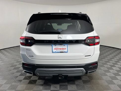 Certified 2025 Honda Pilot Touring image 4