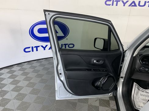 Used 2020 Jeep Renegade Altitude FWD image 14