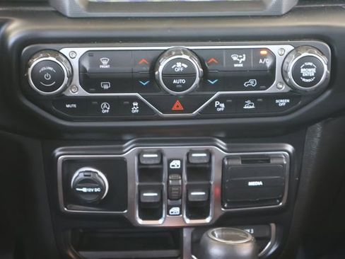 Used 2020 Jeep Gladiator Overland AWD/4WD image 14