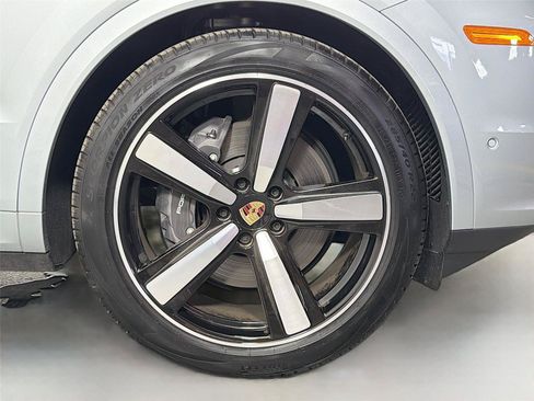 Used 2025 Porsche Cayenne Coupe AWD/4WD image 14