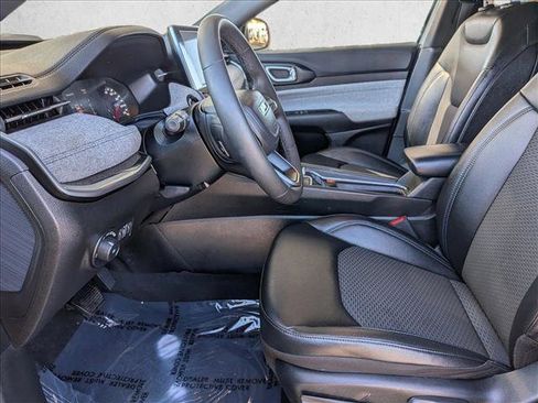 Used 2025 Jeep Compass Latitude AWD/4WD image 11