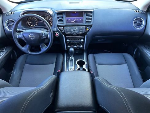 Used 2019 Nissan Pathfinder SV image 11