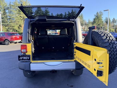 Used 2015 Jeep Wrangler Unlimited Sahara w/ Connectivity Group image 32