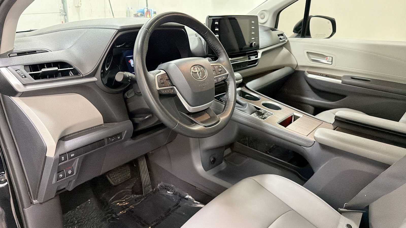 Certified 2022 Toyota Sienna XLE w/ XLE Plus Package FWD image 12