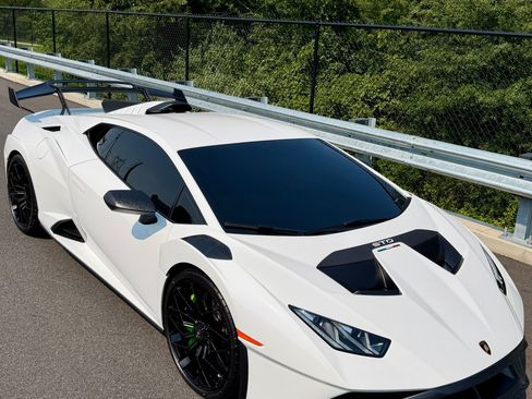 Used 2024 Lamborghini Huracan STO RWD image 9